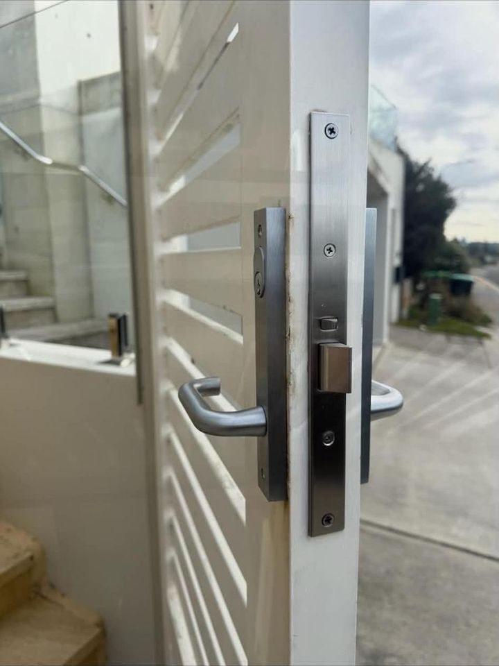 Lever lock on a slatted gate